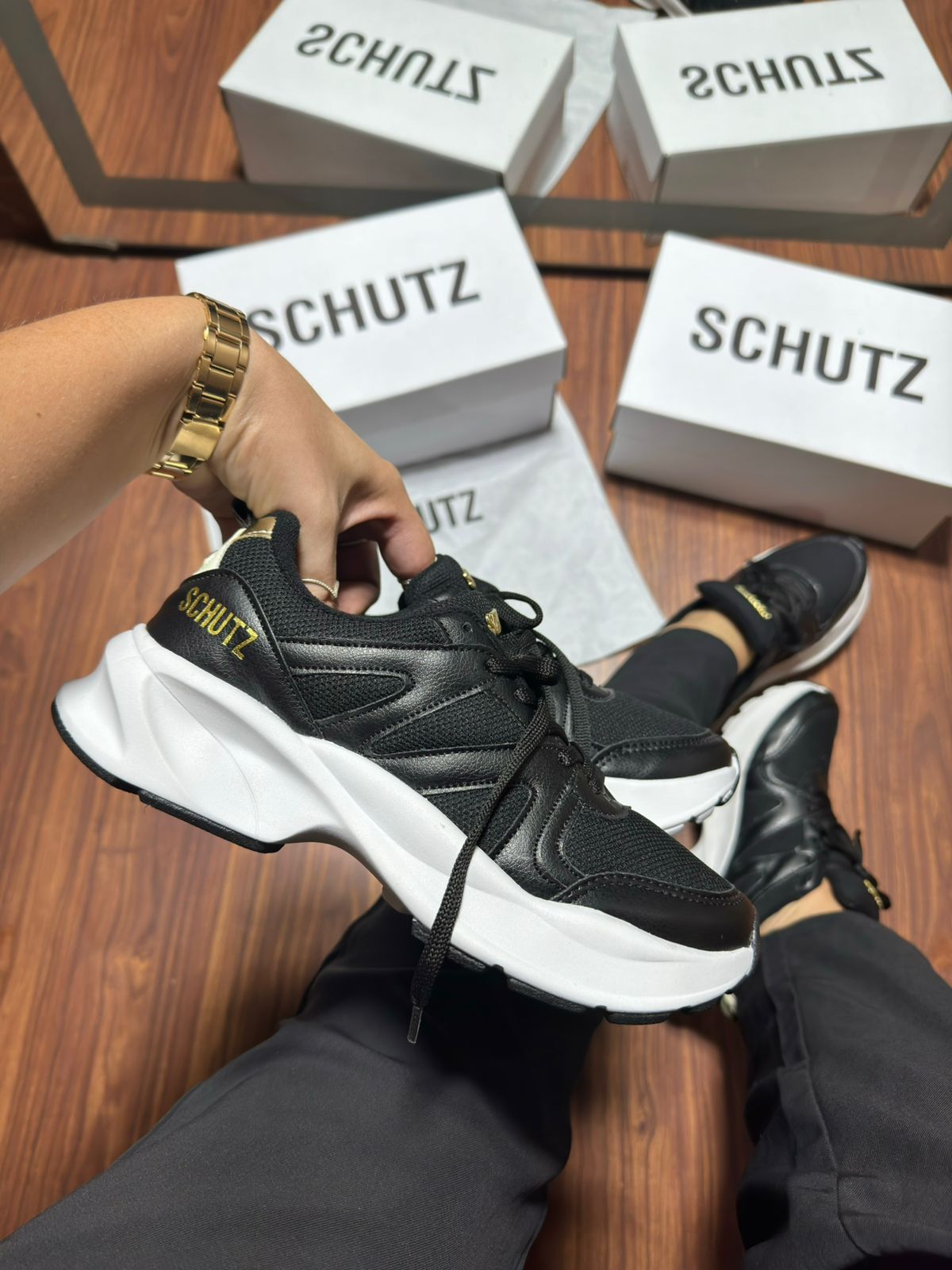 Schutz Fit Premium - Encaixe Perfeito Entre Conforto e Sofisticação!