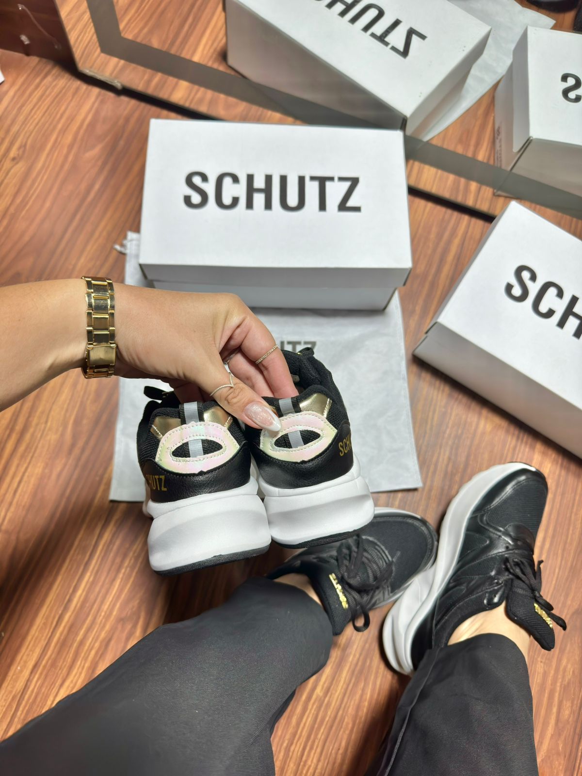 Schutz Fit Premium - Encaixe Perfeito Entre Conforto e Sofisticação!