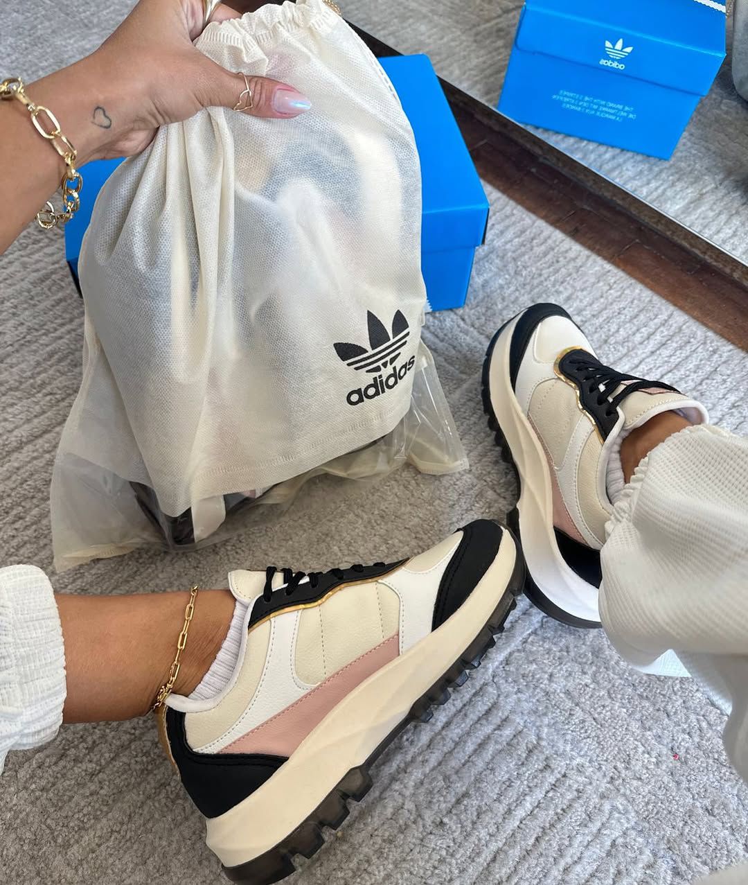 Adidas Femmy Premium - Charme e Leveza Para Seu Estilo Diário!