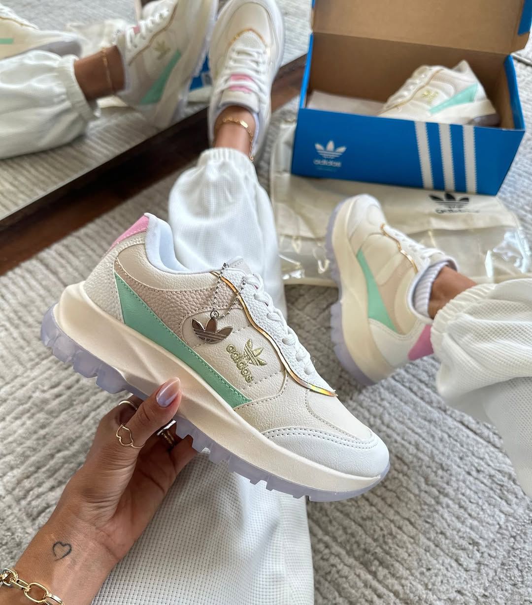 Adidas Femmy Premium - Charme e Leveza Para Seu Estilo Diário!