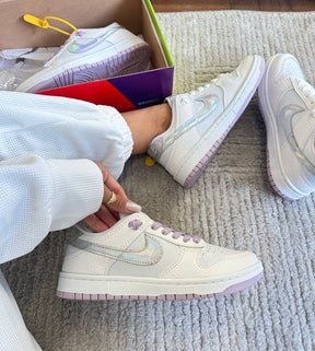 Nike Air Dunk Roxo Holográfico - Estilo Futurista e Conforto Imbatível!